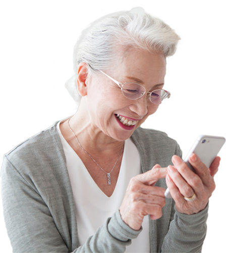 携帯を見る高齢女性