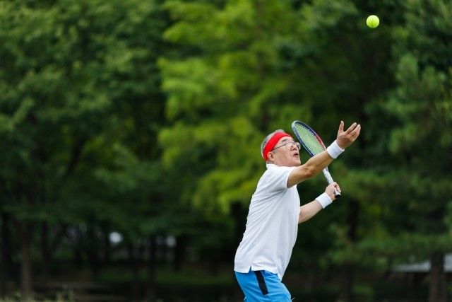 テニスを楽しむアクティブな高齢者.jpg