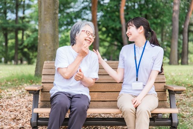 楽しそうなシニア女性とケアワーカー.jpg