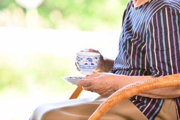 お茶を飲む高齢女性.jpg